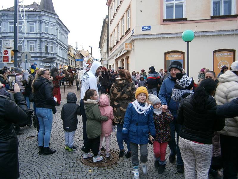 Velkolepý mikulášský průvod s koňmi projel Kladnem.