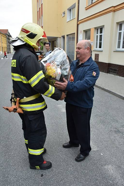 Veliteli kladenských hasičů uspořádali kolegové slavnostní odchod.