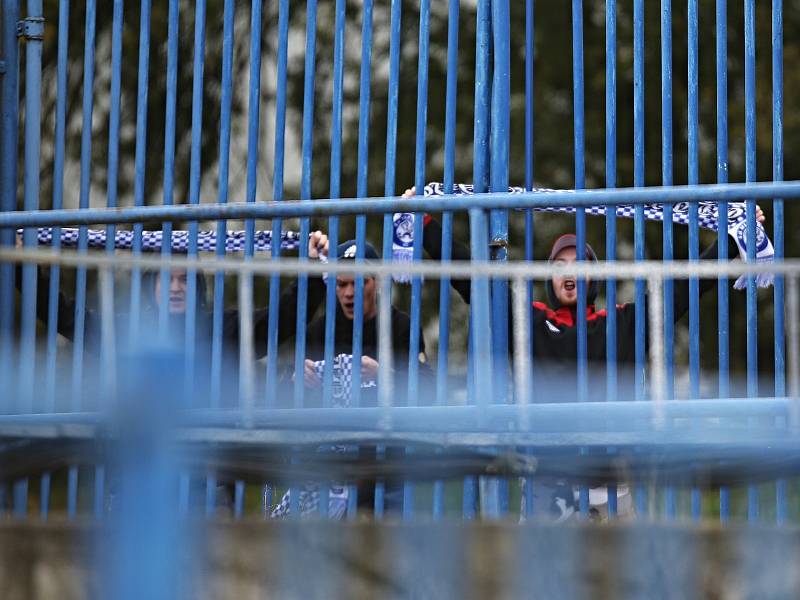 SK KLADNO - METEOR PRAHA 3:1, problematičtí fanoušci museli zůstat za plotem. Na stadion nebyli vpuštěni.