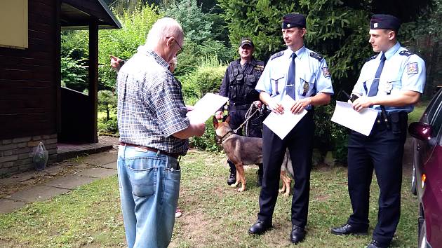 POLICISTÉ apelovali na chataře, aby si řádně zabezpečili svůj majetek, ale také jim rozdávali letáky s preventivními radami.