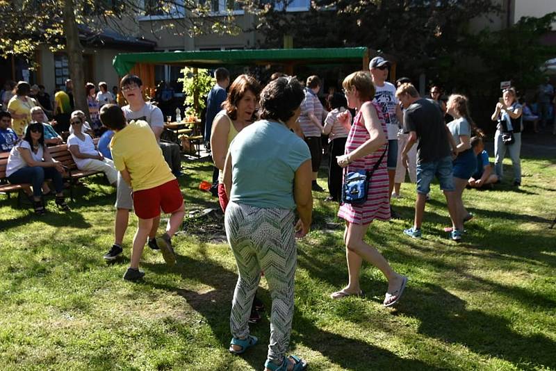 Klienti Zahrady spolu s rodiči, pedagogy a přáteli při zahradní slavnosti v Kladně.