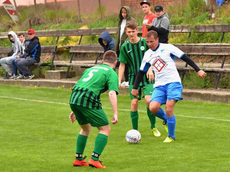 Brandýsek (v bílém) nedal šanci Kročehlavům a vyhrál 3:0.