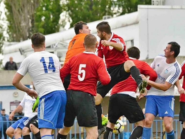 Krajský přebor: Slaný (v bílém) přejelo doma Hvozdnici 6:1.