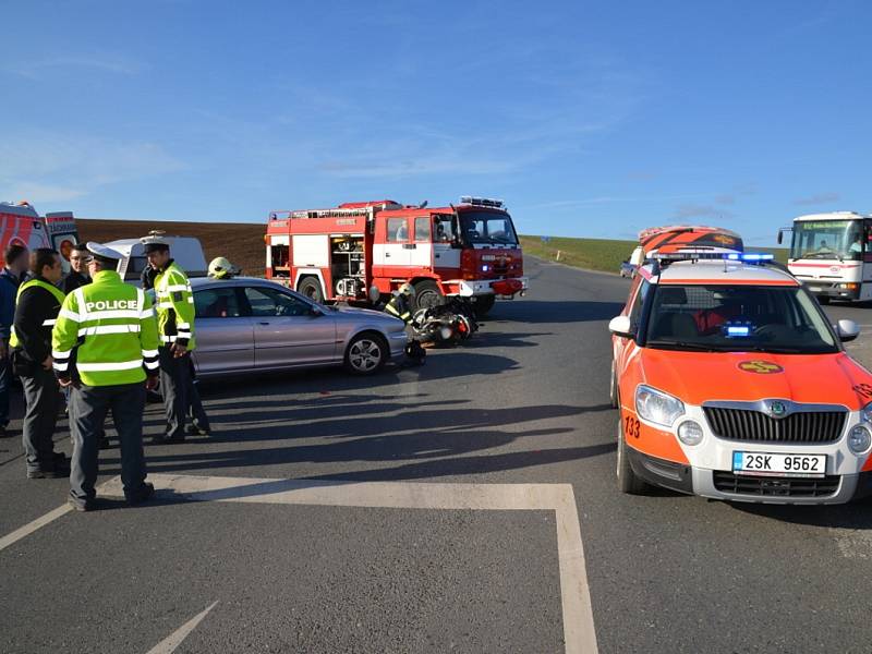 Nehoda se stala na sjezdu z rychlostní silnice R7 u obcí Knovíz a Jemníky.