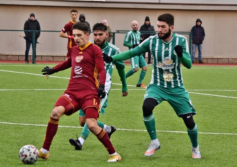 Hostouň (v zeleném) se vrátila do přípravy a remizovala s Duklou B 1:1. Vpravo Karel Charvát