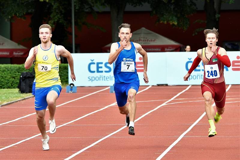 Loni Matěj Krsek (vlevo) v Kladně při závodě na 200 metrů Pavla Masláka porazil.