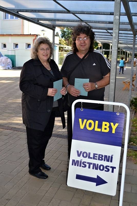 Voliče v Tuchlovicích a v Kačici zvěčnila tradičně fotografka Kladenského deníku Jana Jirásková. Nechybí ani letošní prvovolič z Kačice, student Karel Kučera.