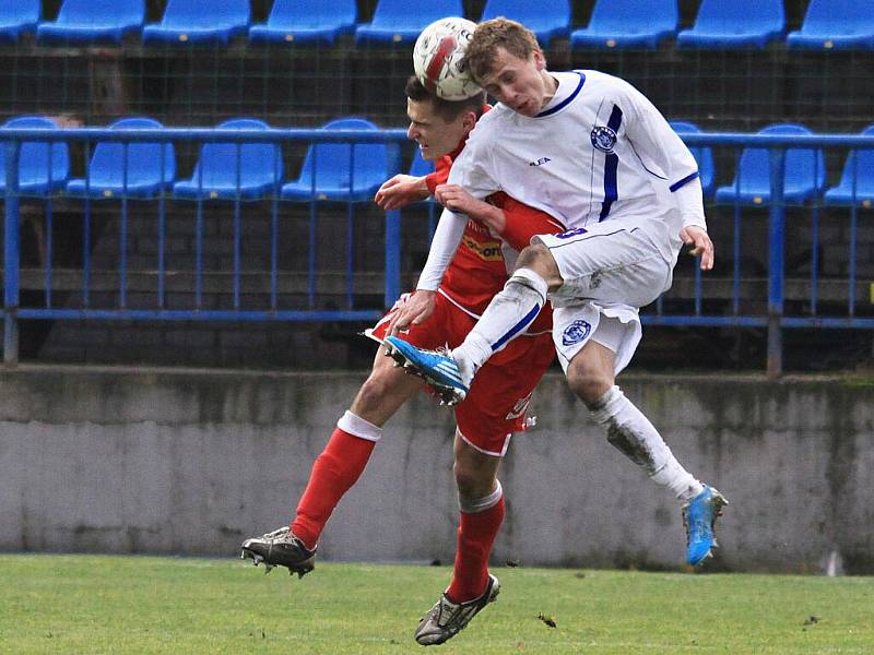 V souboji Stanislav Skořepa, dnes sehrál výborný zápas // SK Kladno - Králův Dvůr  2:1 (0:1) , utkání 16 k. CFL. ligy 2011/12, hráno 26.11.2011