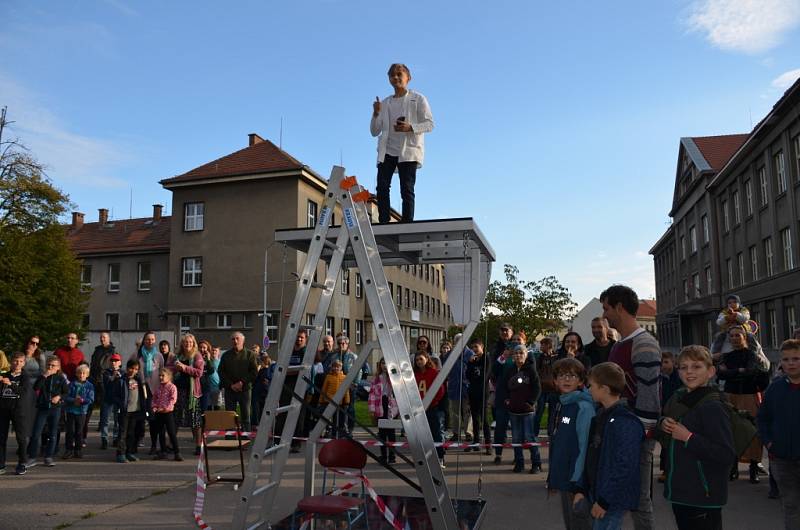 Noc vědců přivedla na půdu slánského gymnázia zasvěcené i veřejnost.