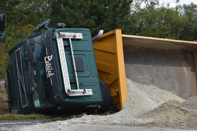 Středeční nehoda náklaďáku s pískem u Velvar na silnici I/16