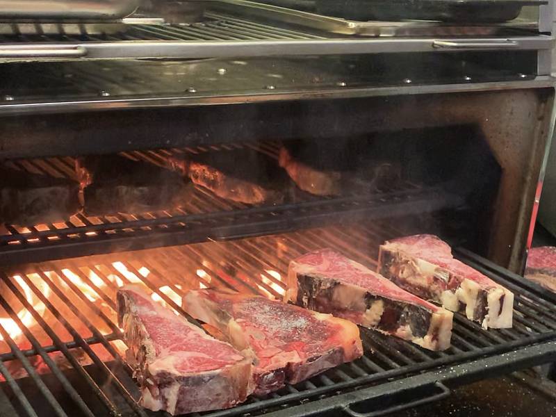 V kladenské restauraci Plzííínka si můžete pochutnat na jedinečném steaku připraveném v unikátním Josper grillu.
