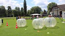 Na fotbalovém hřišti v Brandýsku si lidé vyzkoušeli také fotbal v bublinách.