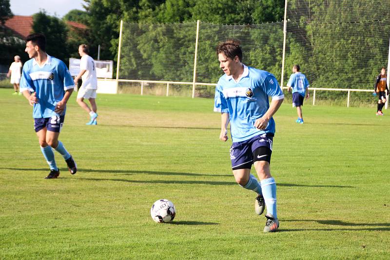 Jiří Sekáč, Tomáš Šmerha nebo Daniel Kružík. Hokejisté už popáté nazuli kopačky, aby pomohli svému kamarádovi Petru Křepelkovi, který po zranění skončil na vozíčku.