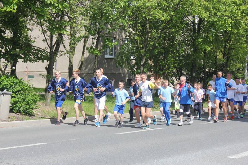 Běžci společně s žáky 12. základní školy běží Rozdělovem. 