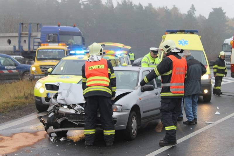 Vážná dopravní nehoda se stala dopoledne 20. listopadu na silnici I/7 u Slaného na exitu u Kvíce. Nehoda ochromila silnici na několik hodin.