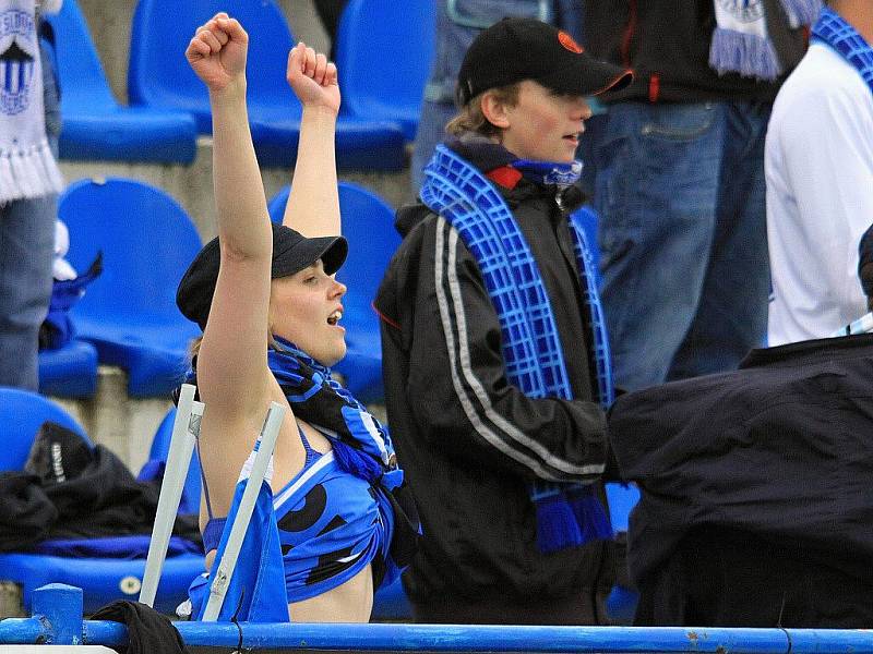 Dívka z Libereckého kotle oslavuje svůj tým / SK Kladno - FC Slovan Liberec  1:2 (0:0) , utkání 30.k. Gambrinus liga 2009/10, hráno 15.5 .2010