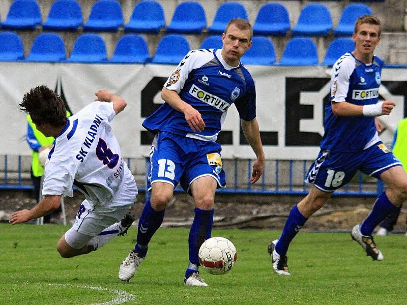 Jan Polák /13/ fauluje Antonína Holuba.... / SK Kladno - FC Slovan Liberec  1:2 (0:0) , utkání 30.k. Gambrinus liga 2009/10, hráno 15.5 .2010