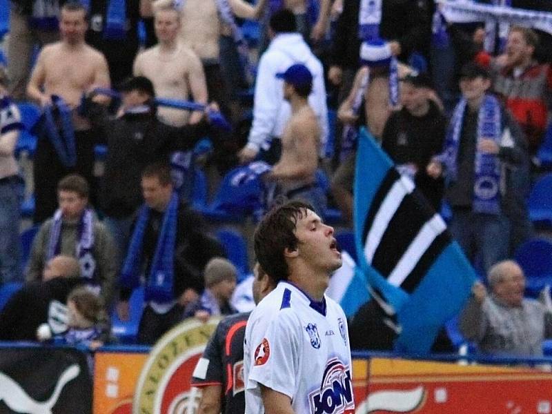 Antonín Holub se smiřuje s prohrou i sestupem, na pozadí příznivci Liberce, ti slaví výhru... / SK Kladno - FC Slovan Liberec  1:2 (0:0) , utkání 30.k. Gambrinus liga 2009/10, hráno 15.5 .2010