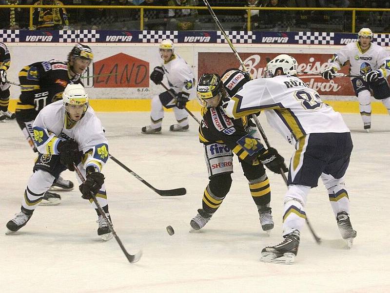 Litvínov - Kladno po velkém obratu 5:4, vlevo Martin Látal, vpravo David Růžička