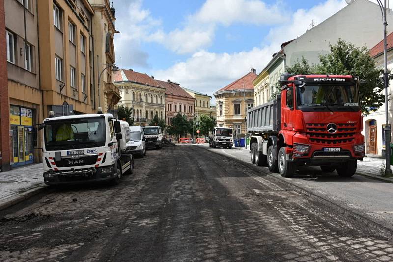 Oprava vozovky v centru Slaného.