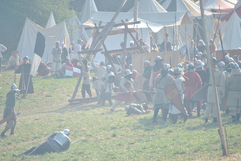 Další ročník Historické bitvy Libušín je již minulostí. I tentokráte do Libušína zavítali lidé z nejrůznějších koutů České republiky, ale také zahraničí. Historický festival, který pořádá Libušínský spolek přátel historie, připravil pro diváky opět velmi 