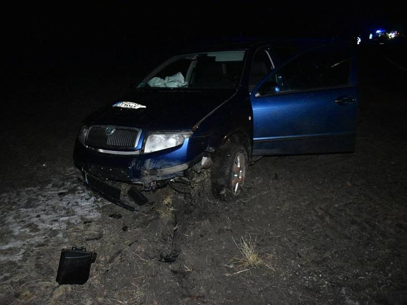 U Kačice nedaleko nájezdu na D6 havarovalo osobní auto, dvě ženy se zranily.