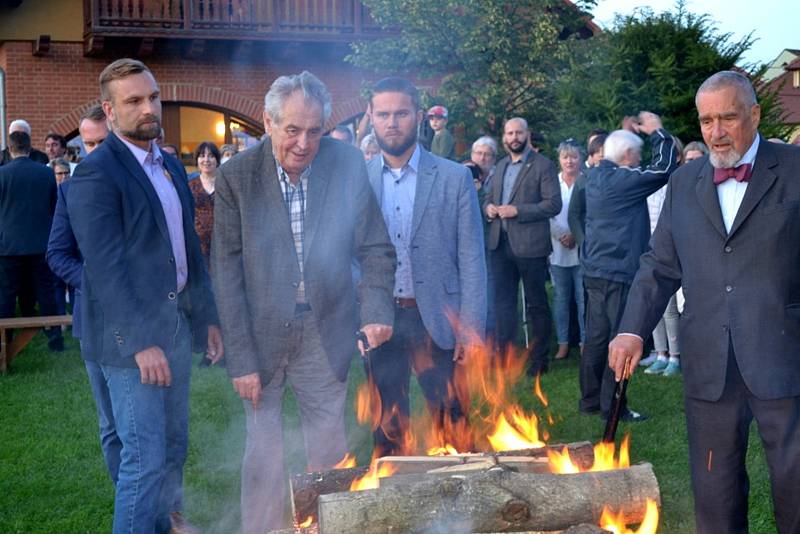 Zapalování vatry na Masarykovu počest 2019