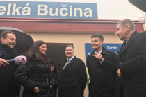 Zástupci vlády a kraje jsou na železniční zastávce ve Velké Bučině, která leží na trati mezi Kralupy nad Vltavou a Velvary.