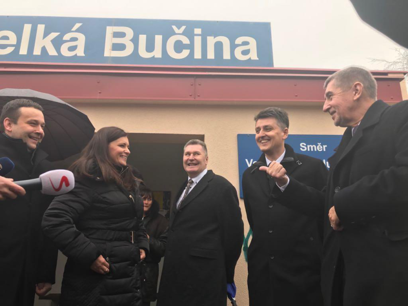 Zástupci vlády a kraje jsou na železniční zastávce ve Velké Bučině, která leží na trati mezi Kralupy nad Vltavou a Velvary.