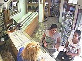 ZÁBĚRY z kamerového systému, který je instalován ve zlatnictví, zachycují podobu obou  žen podezřelých z krádeže.