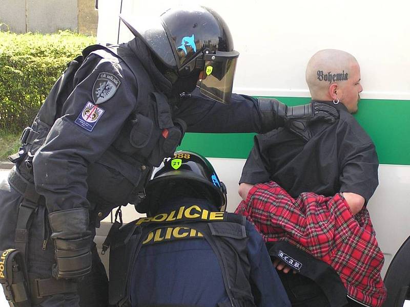 Některé demonstranty museli policisté zpracovat.