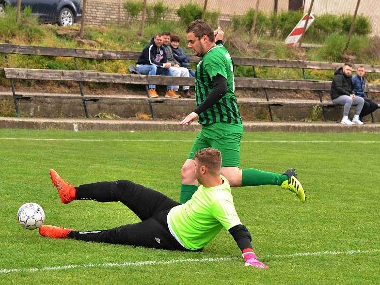 Brandýsek (v bílém) nedal šanci Kročehlavům a vyhrál 3:0.