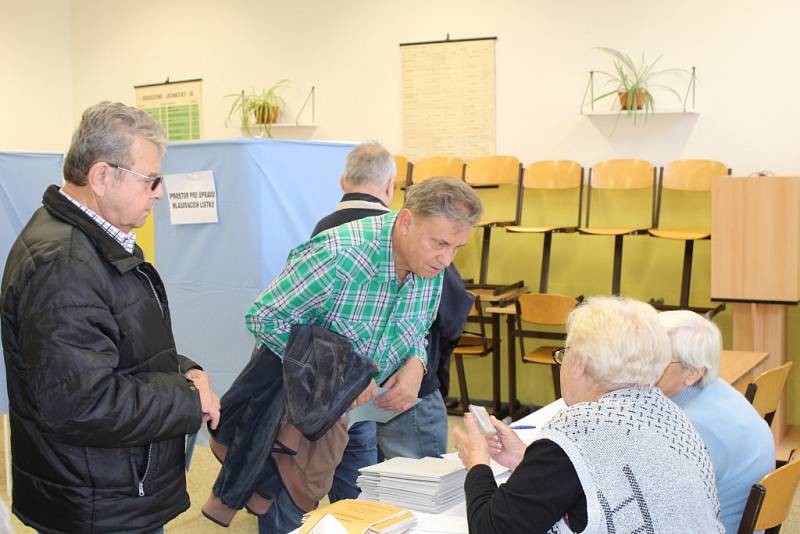 Volební místnost v budově Střední průmyslové školy a Vyšší odborné školy Kladno. 