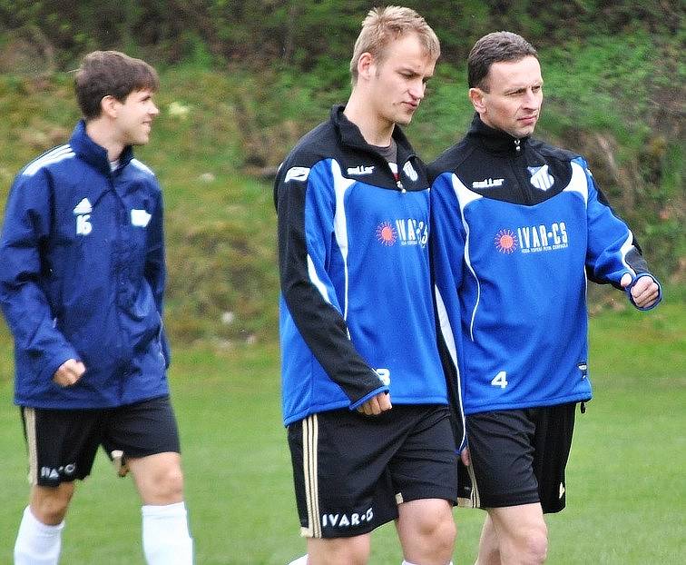 Exligista ve službách Všenor Martin Müller (vpravo) před utkáním v Dobřichovicích, v němž vyrovnával na 3:3. Jeho tým ale podlehl v penaltách.  