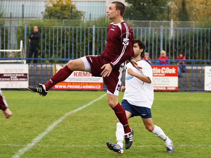 Fotbalový zadák Hafenrichter (v červeném) se věnuje hodně futsalu, v němž vyniká. Loni bojoval za Teplice, letos je v Kladně. právě v Teplicích připravil hezky branku Chrobákovi. 