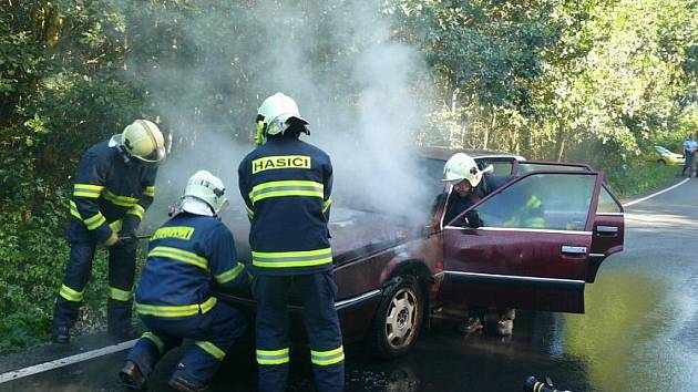 Zhruba každý třetí výjezd k nahlášenému požáru pro středočeské hasiče znamená, že jedou likvidovat plameny hořícího automobilu.