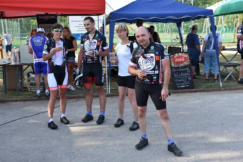 Již podeváté projíždí peloton cyklistické akce Na kole dětem, která pomůže onkologicky nemocných dětí, naší republikou.