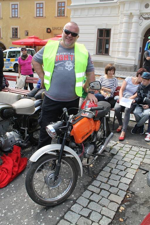 Martin Doupovec a jeho první motorka od babičky. Sám byl překvapen, jejího současného majitele ani nezná. Poznal ovšem svoje výtvarné umění, kterým stroj kdysi opatřil.