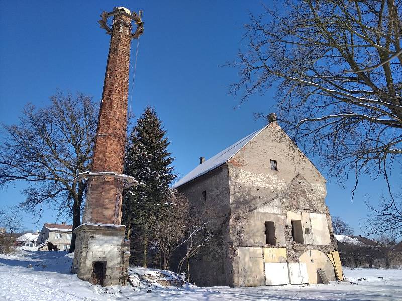 Na opraveném komíně v Kačici se usídlil čapí pár.