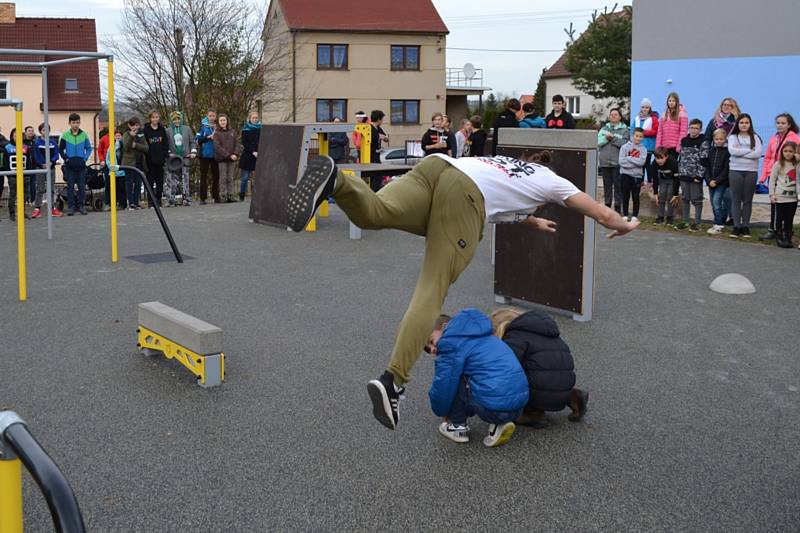 Ze slavnostního otevření parkourového a workoutového hřiště.