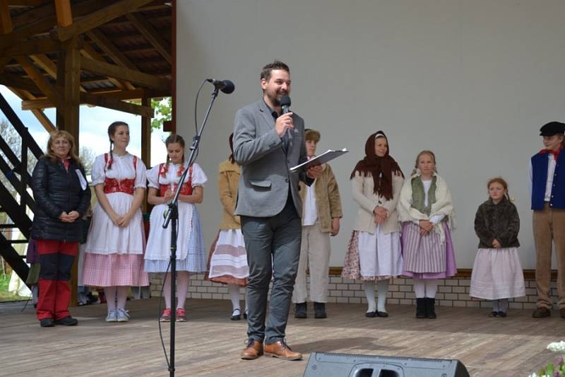 Nedělní program folklorního festivalu v místním amfiteátru.