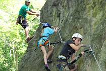 Via ferrata na Slánské hoře. Horolezec Roman Kozelka (vlevo) se slánskou mládeží. Veřejnost má přístup na ferratu pouze na vlastní nebezpečí.