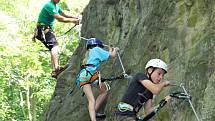 Via ferrata na Slánské hoře. Horolezec Roman Kozelka (vlevo) se slánskou mládeží. Veřejnost má přístup na ferratu pouze na vlastní nebezpečí.