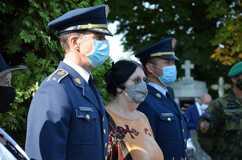 Poklonit se památce prvního československého prezidenta Tomáše Garrigue Masaryka přijeli v pondělí 14. září do Lán přední političtí představitelé, ale také zástupci Sokola a dalších organizací.