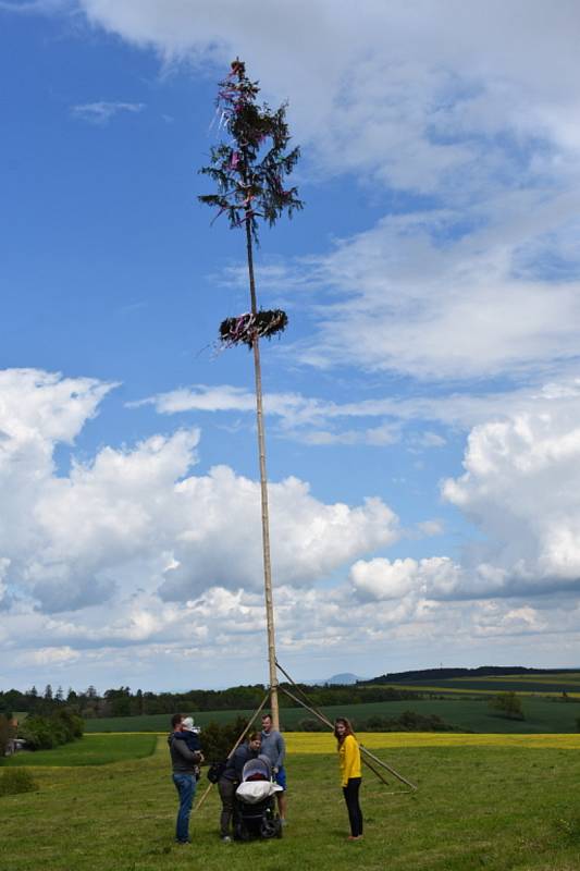 V obci Líský stavěli Máj.