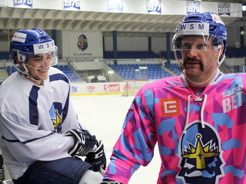 Rytíři v růžovém! Akci Movember podpoří nejen narostlými kníry, ale i sadou speciálních dresů na zápas s Prostějovem (25.11.). poprvé s nimi zapózovali Ladislav Zikmund a zkušenější David  Štich. Právě jeho variantu dresu si tým vybral. 