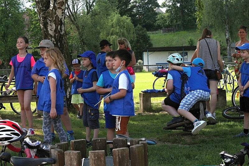 Etapový závod Na kole dětem Josefa Zimovčáka, jehož účastníci pomáhají nemocným dětem, zavítal do Družce na Kladensku už poosmé. Dorazily osobnosti jako lékaři Pavel Pafko, Jan Pirk či bývalí hokejoví mistři světa Josef Horešovský a František Pospíšil a v