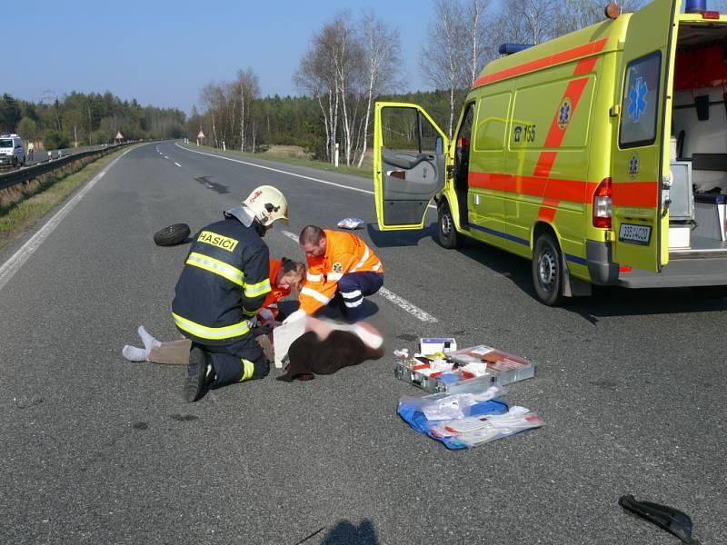 U nehody dopravní nehody na silnici R6 v neděli zasahovali také hasiči. Zranilo se zde šest osob.