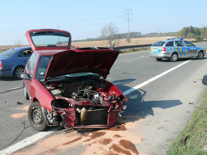 U nehody dopravní nehody na silnici R6 v neděli zasahovali také hasiči. Zranilo se zde šest osob.