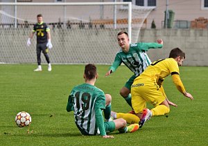 ČFL: Přeštice (ve žlutém) porazily doma Hostouň po slepených gólech 2:1.
